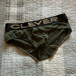 Clever briefs